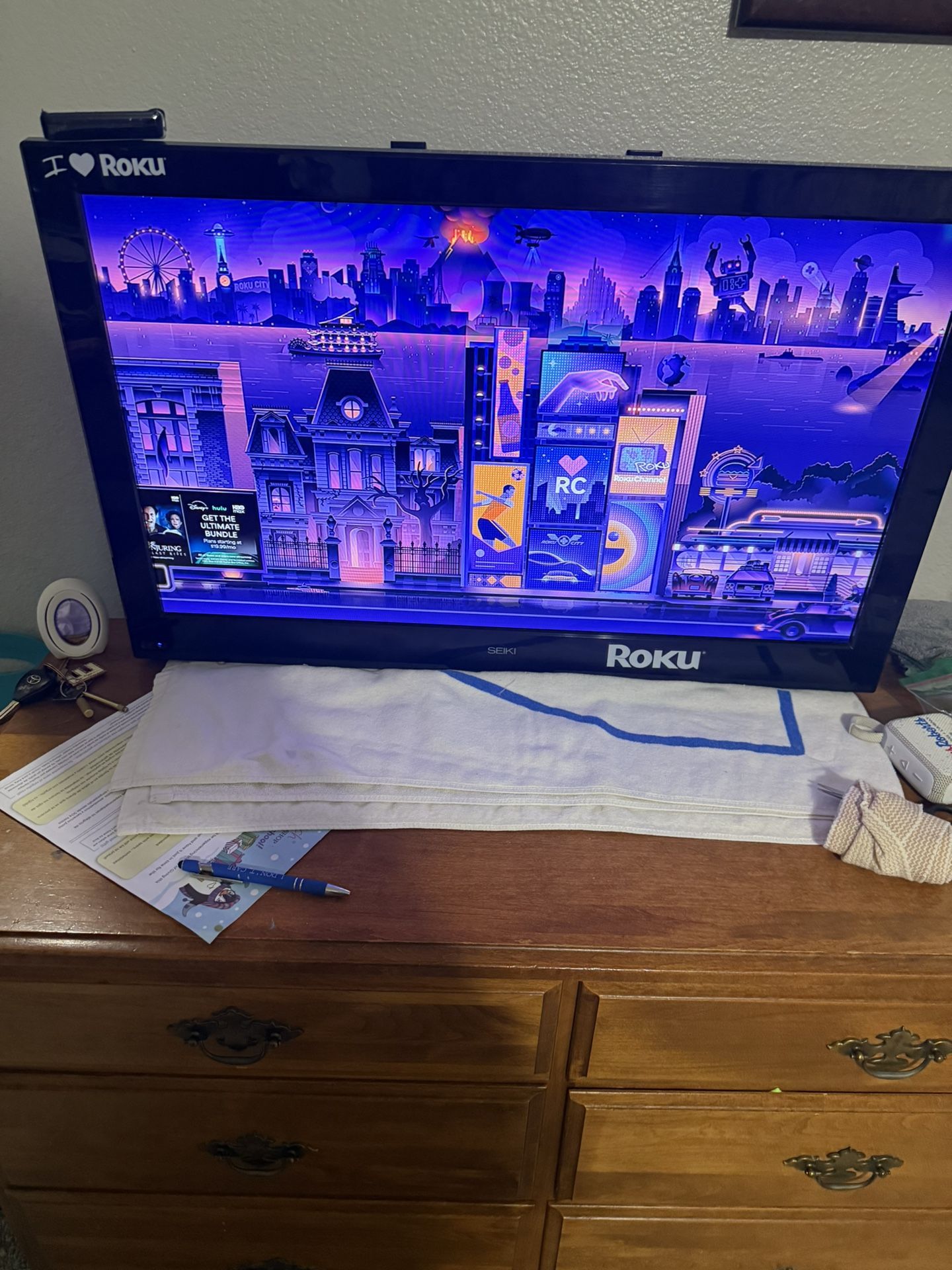 36 Inch Seiki TV With Roku Device