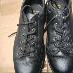 DR MARTINS. BLACK  SIZE 9