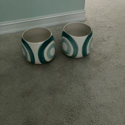 2 Matching Flower Pots 
