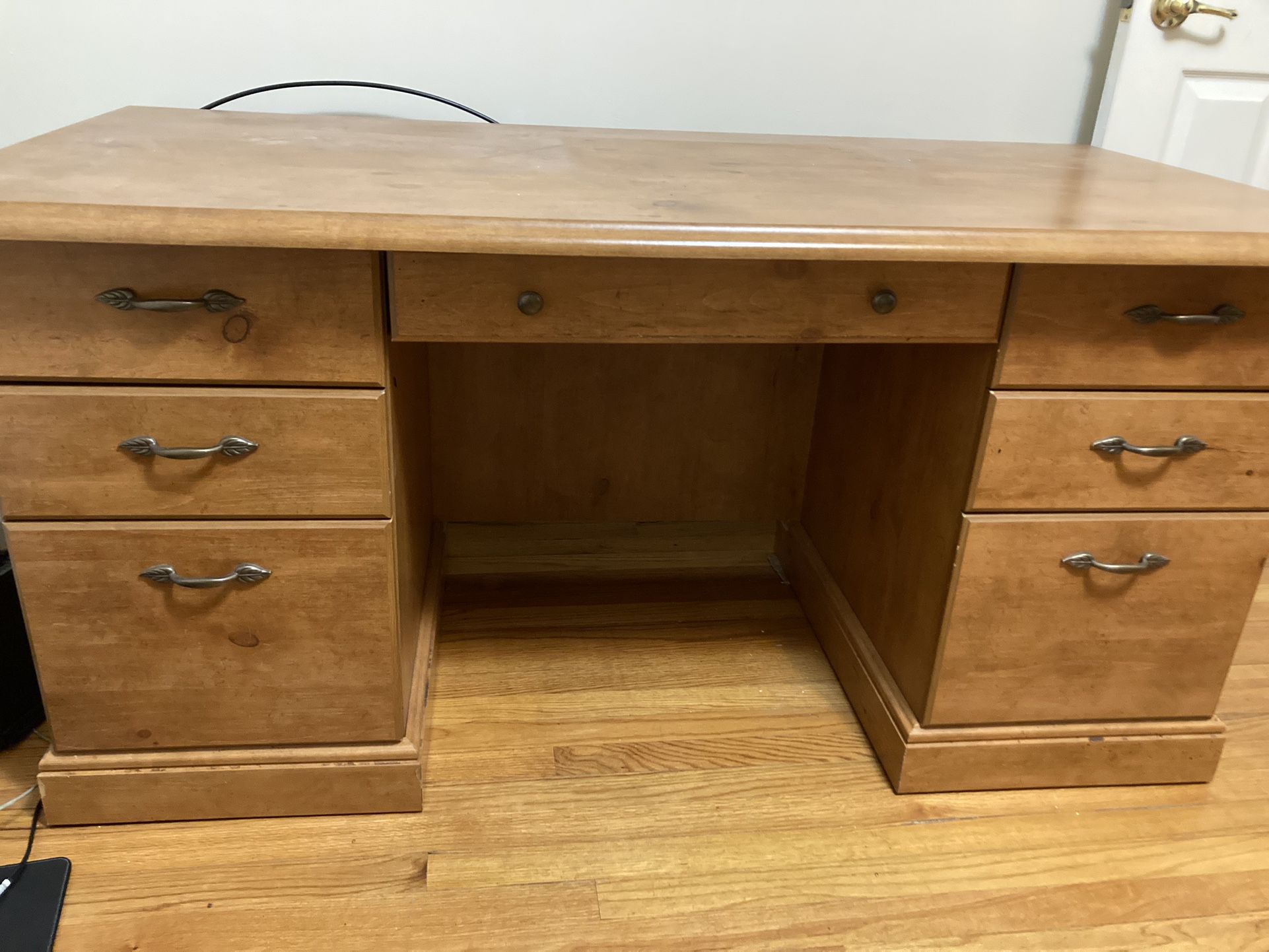 Desk (office) - Wood
