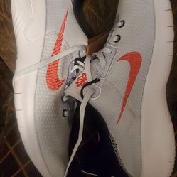 New Tennis Nike Size 9.5 For Men