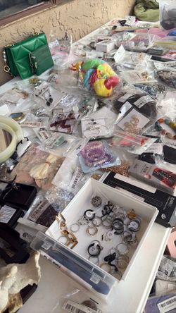 Jewelry & Accessories Bundle Table