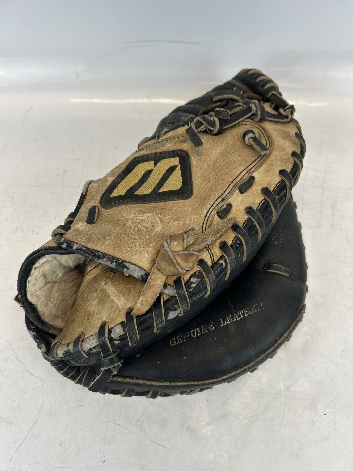 Mizuno Prospect Series Catcher’s Mitt – Leather Baseball Glove RHT – Well Used