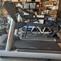 Life Fitness Club Series Treadmill