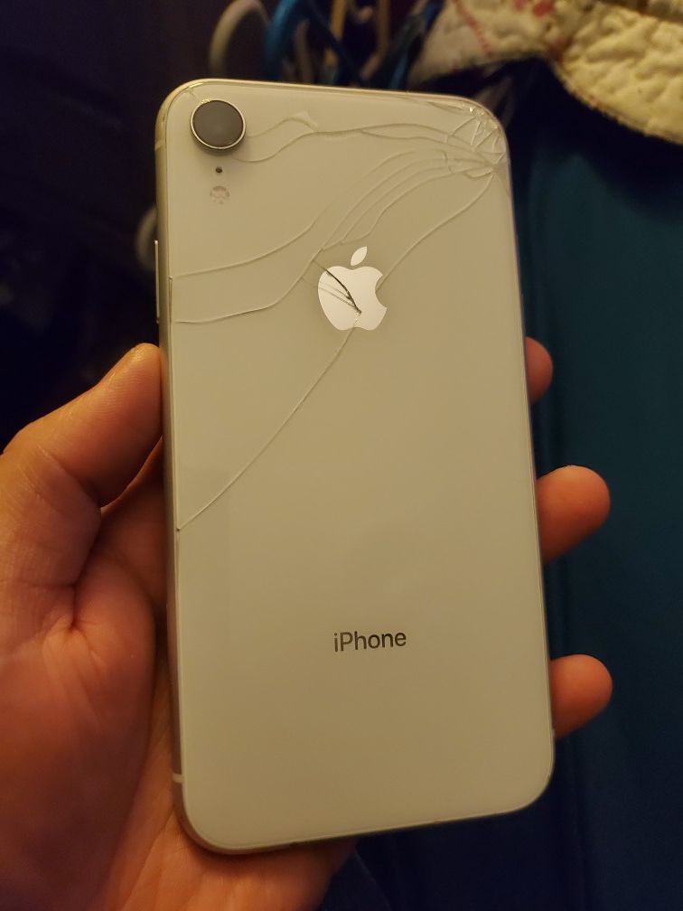 iPhone Xr 64gb white unlocked, cracked back.