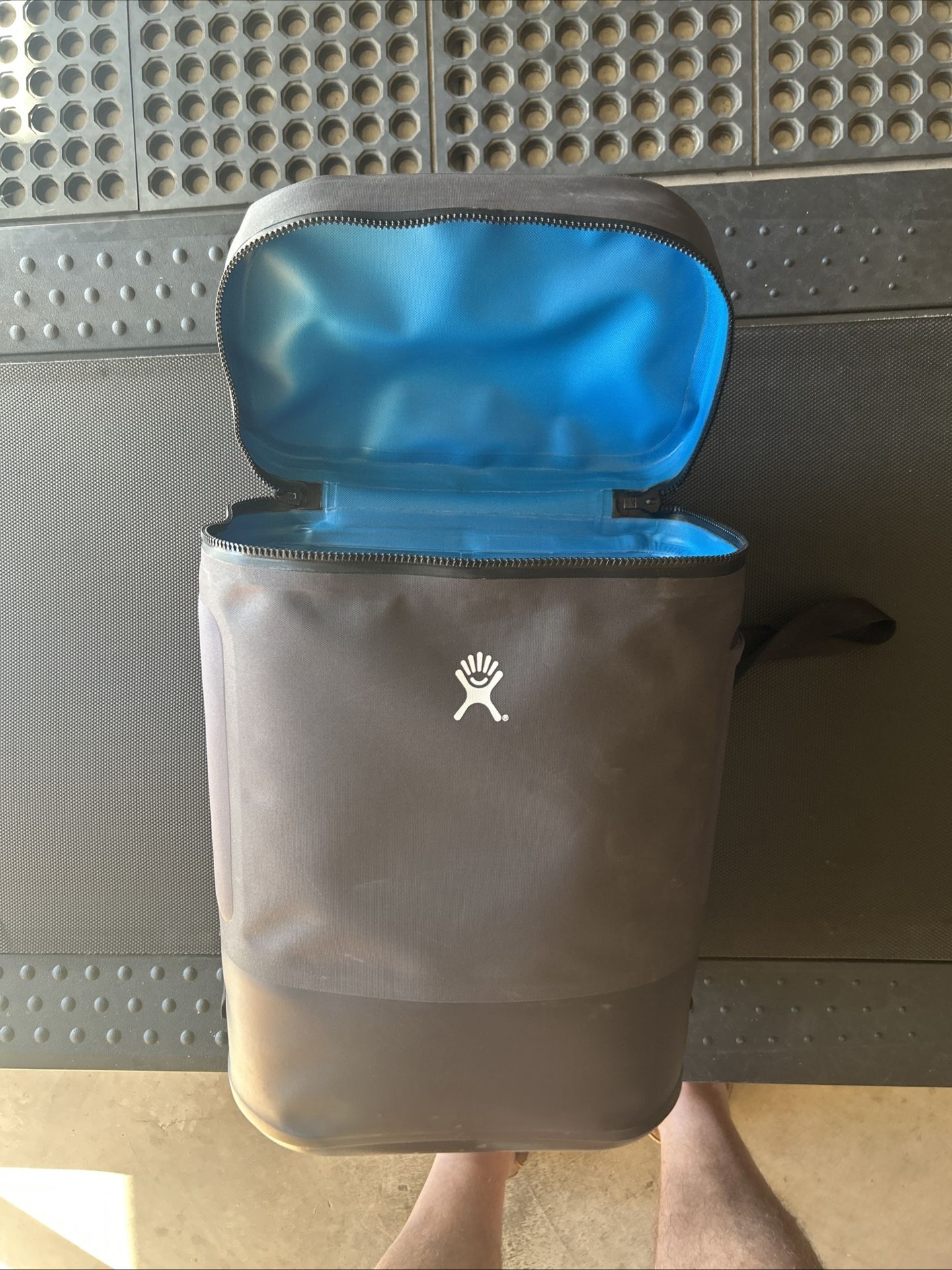 Hydro Flask Soft Cooler Backpack Unbound Series 15L Grey