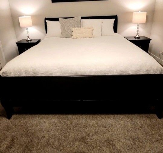 Set King Size Bed and two nightstand 