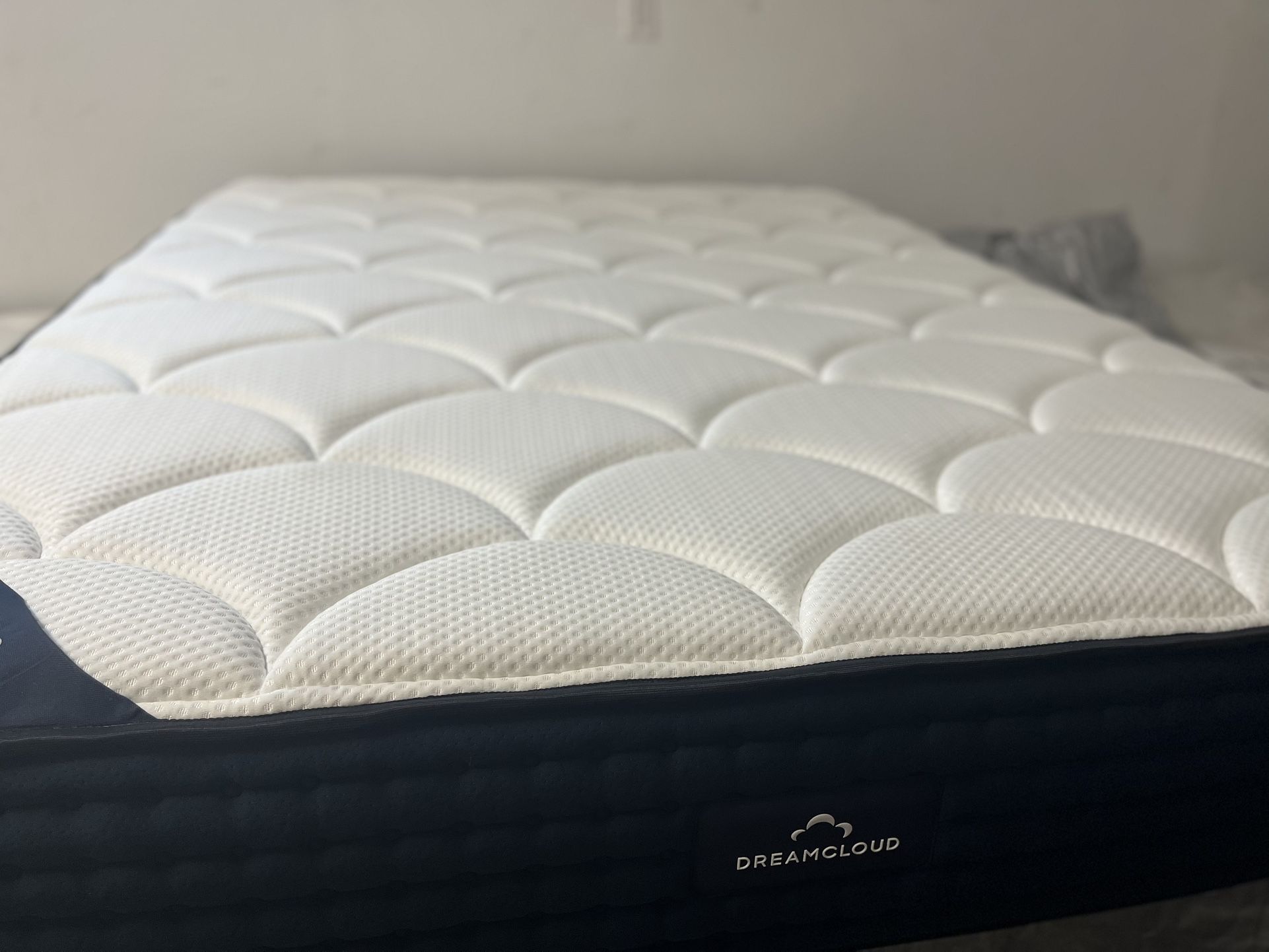The DreamCloud, Queen, Like New, Excellent Condition  Dreamcloud, The DreamCloud, Queen, only  Asking for $345 Barely used, like new condition  Refurb