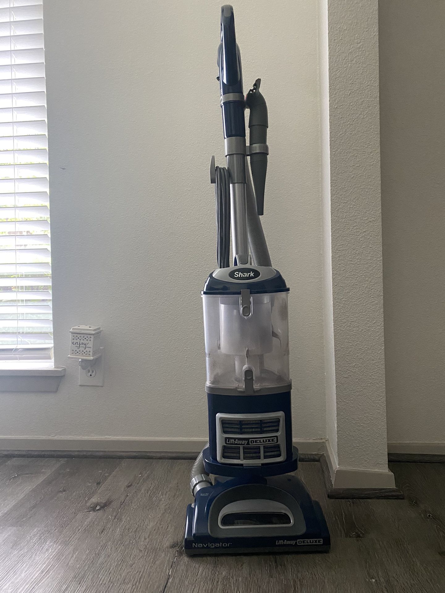 Shark Navigator deluxe Vacuum 