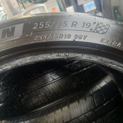 255/35R19 Michelin Pilot Sport Tire (1)