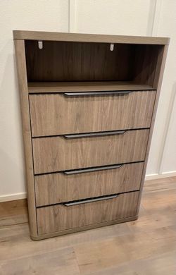Brand New Large Tall Dresser with 4 drawers !!