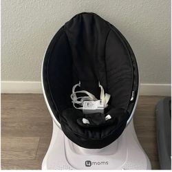 4 MOMS Mamaroo baby swing