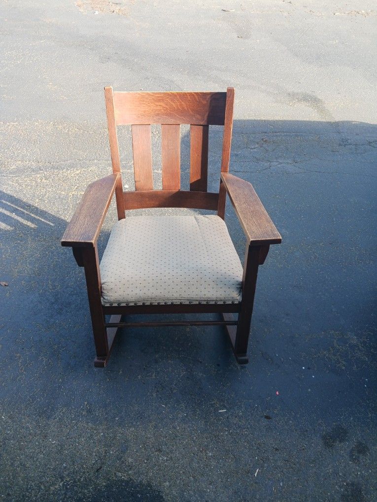 I Know This Is An Older Model Of Rocking Chair Not Sure Exactly Tried Looking It Up Selling For $20 Please Do Not Try To Lowball Me On This One I Know