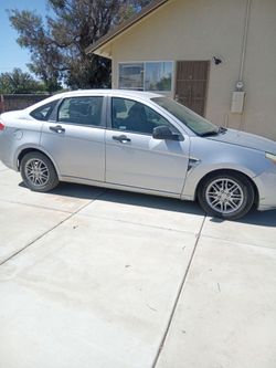 Ford Focus Silver 4-Door Sedan