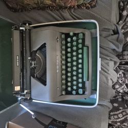 Royal Quiet De Luxe Typerwriter, Work8ng Perfectly