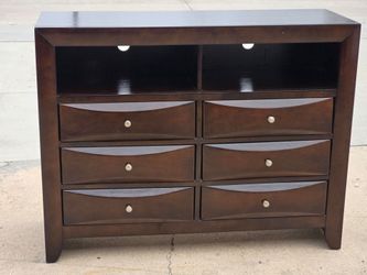DRESSER