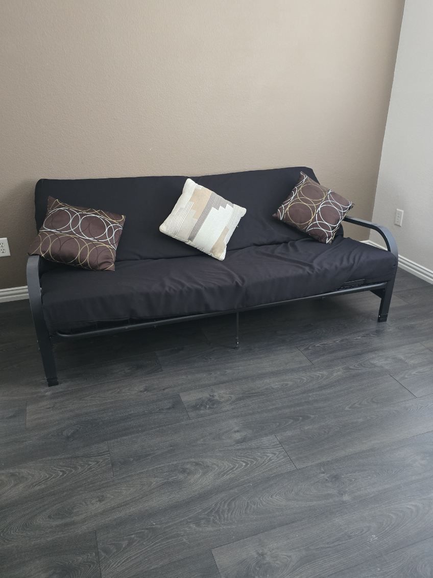 black futon with throw pillows.. great condition..pick up in Irving