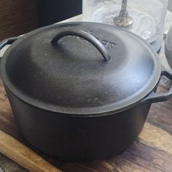 Lodge 8DOL Cast Iron Dutch Oven Pot w/ Lid  USA Made , 5 Qt