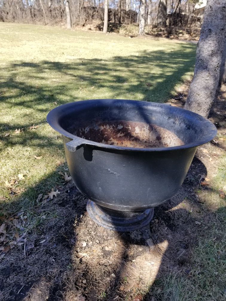 Small Cast Iron Cauldron/Gypsy Pot/Camp Oven - Hammered Lid for Sale in  Snohomish, WA - OfferUp