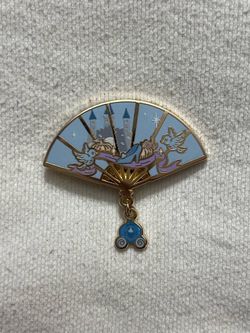 Disney Princess Cinderella Fan Box Lunch Exclusive Dangle Coach Pin