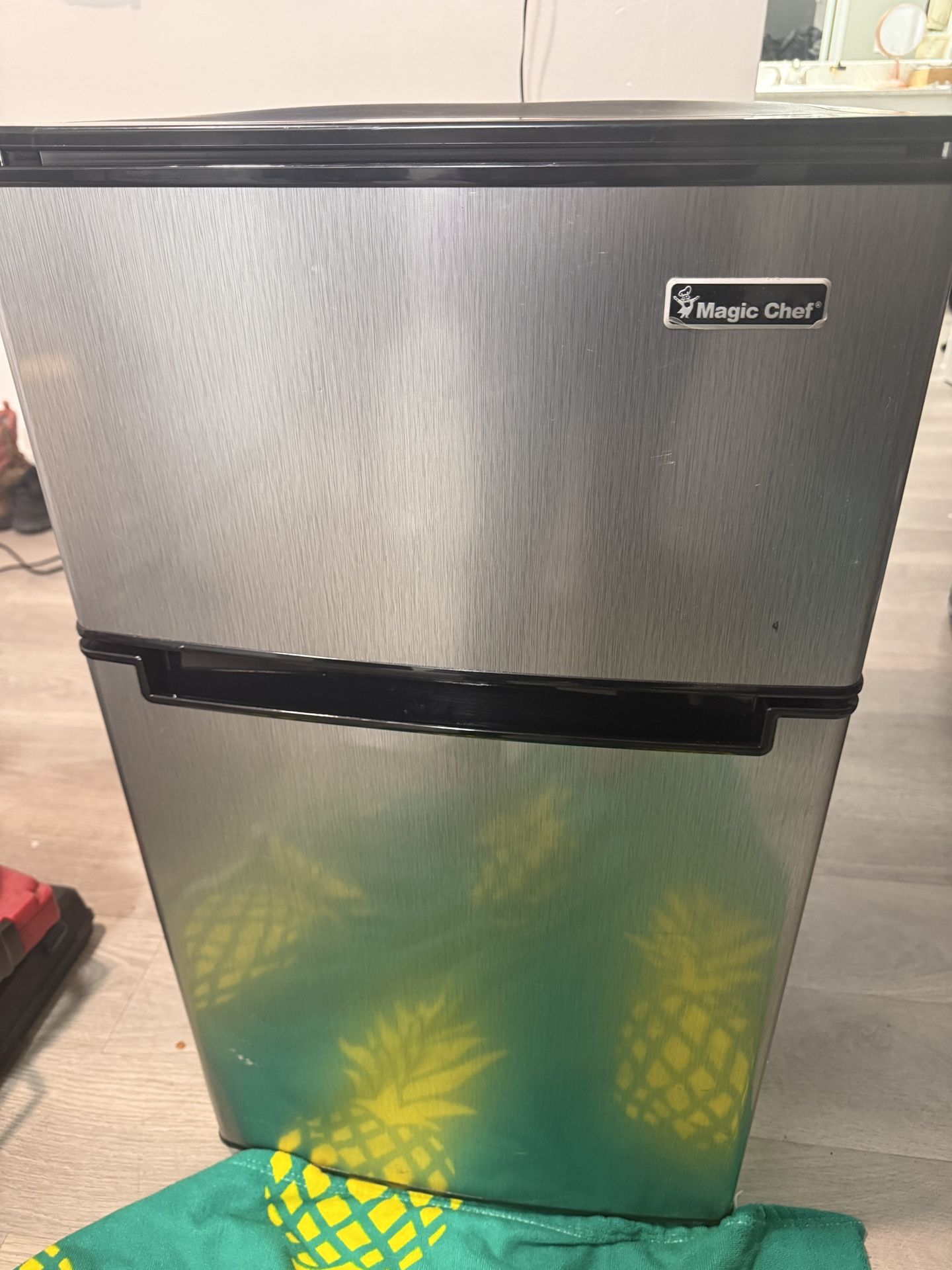 Magic Chef Magic Chef 3.1 cu. ft. Mini Refrigerator in Stainless Look (Stainless Steel)