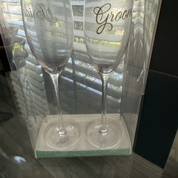 Bride & Groom Champagne Glass Set – New in Box