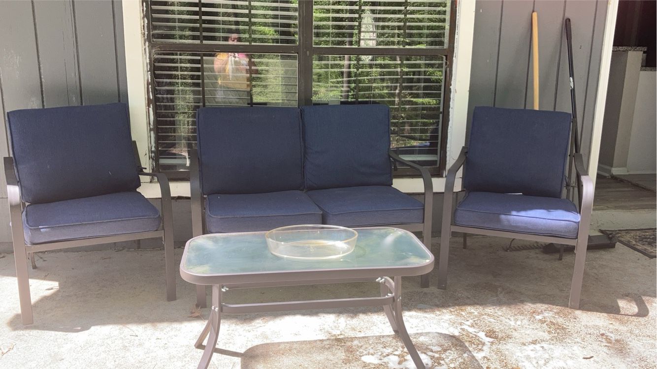 Patio Furniture Set With Table $150