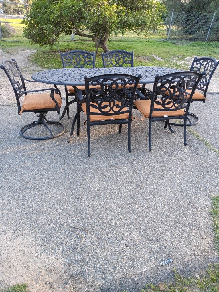 Patio Furniture Table And 6 Chairs & Cushions