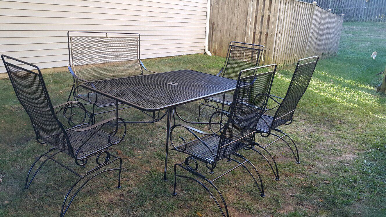 BIG WROUTH IRON PATIO SET FOR SALE TABLE WITH 4 ROCKET CHAIRS 1 BENCH ALL MACHING NNO SCRATCHES NO RUSTY