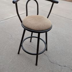 24" Seat Height Swivel Bar Stool