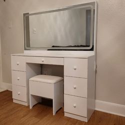 Makeup Vanity Desk with LED Lighted Mirror & Power Outlet & 7 Drawers

