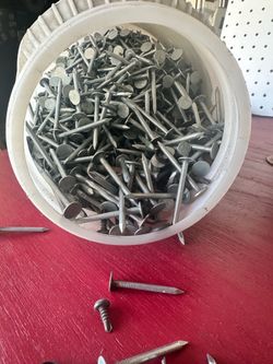 Roofing nails, 1.5 inch long, Galvanized finish