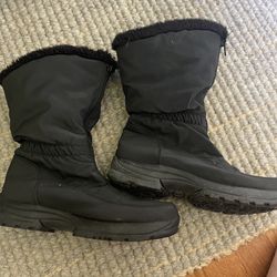 Size 8 Women’s Snow Boots