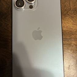 IPhone 13 Pro Max-     iCloud locked
