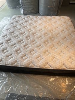 Helix Luxe "Midnight" Cal King Mattress - Like New Condition