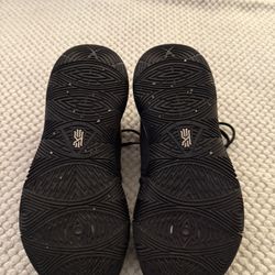 Nike Kyri Shoe 7.5