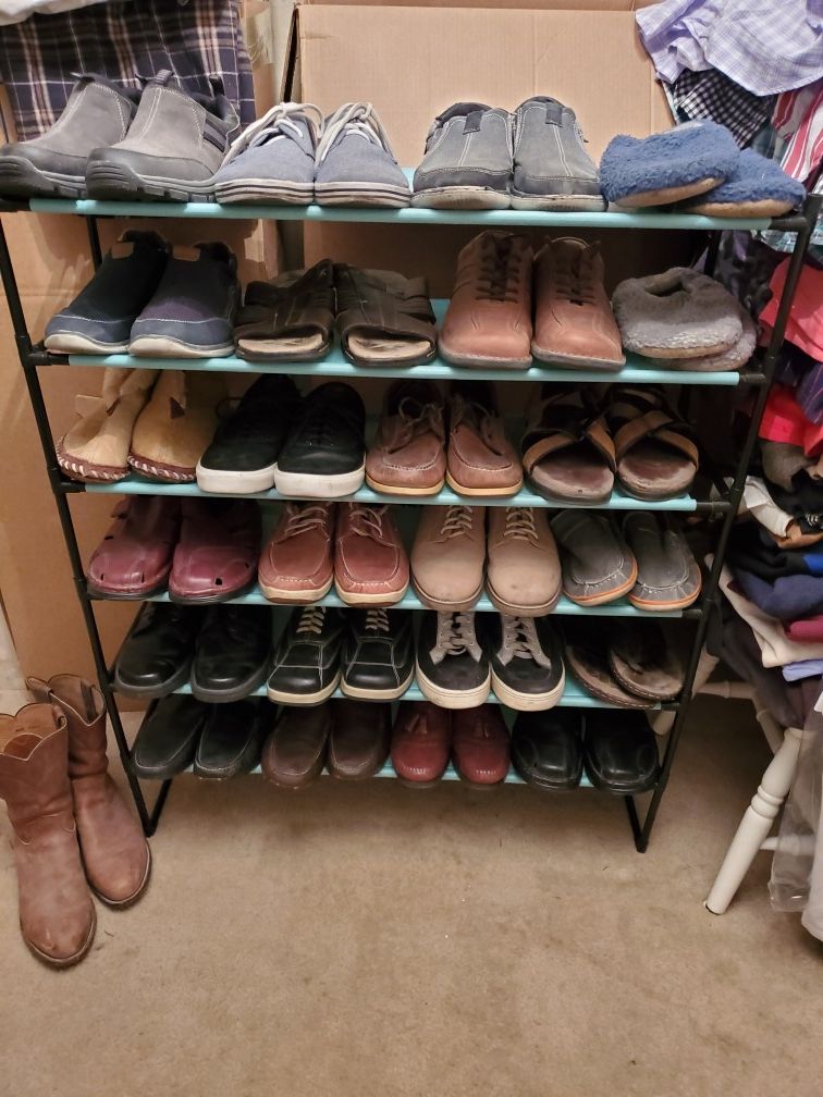 25 pair of men's shoes, slippers, boots, etc