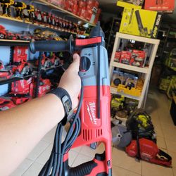 Milwaukee 8 Amp Corded 1 in. SDS D-Handle Rotary Hammer