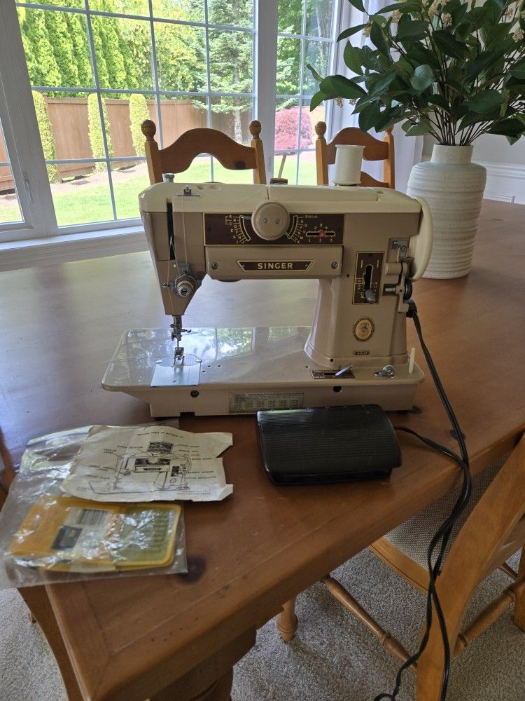Singer Sewing Machine - Vintage 401A