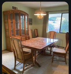 LG. Dining room table w/Hutch