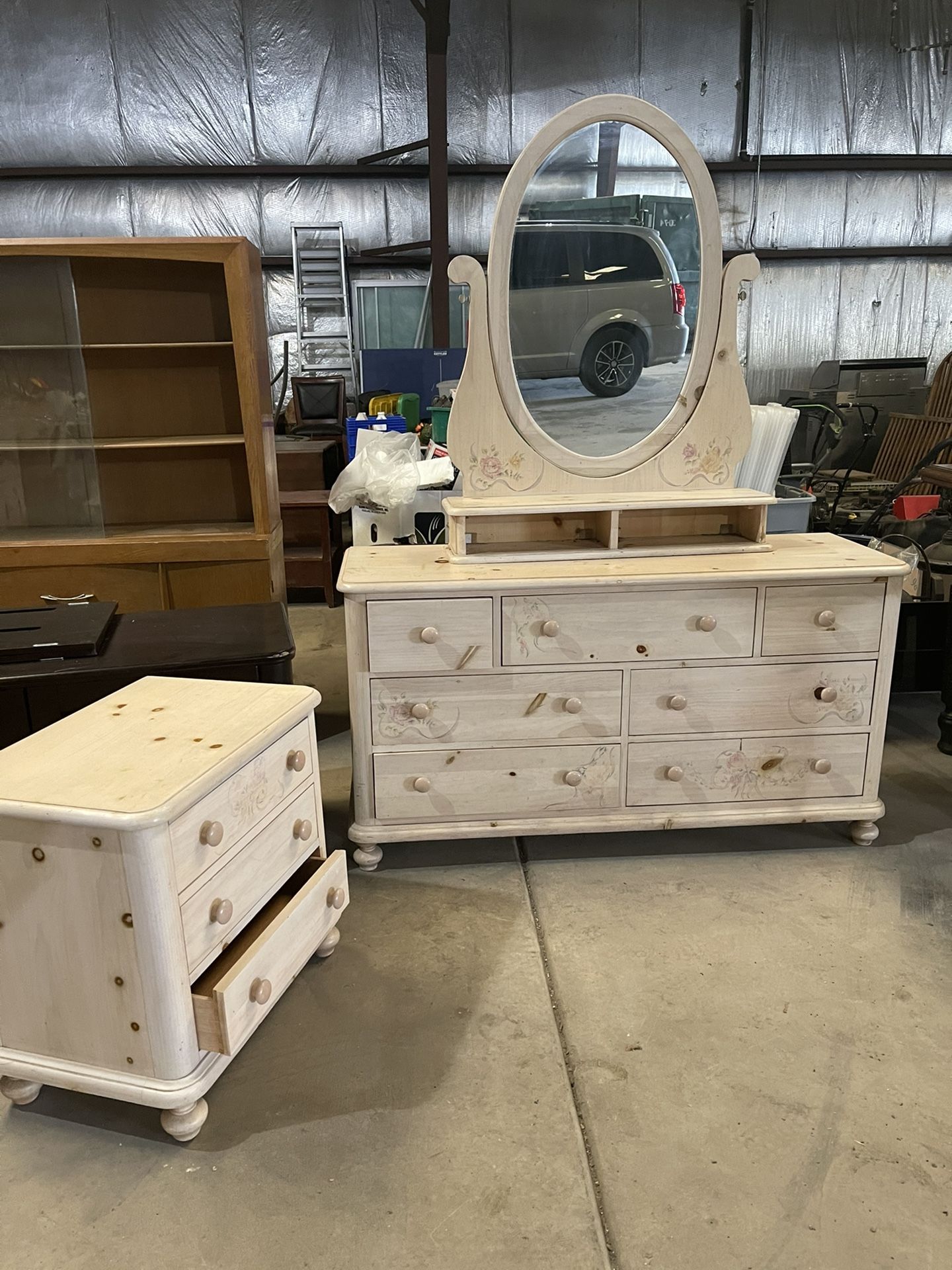 Thomasville Ribbons  And Bows Dresser Nightstand Set
