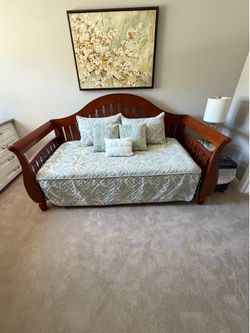 Fraser Daybed with Pop-Up Trundle & Simmons BeautySleep Mattresses – Converts to Queen Bed