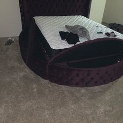 Queen Size Purple round Bed With Queen Mattress 