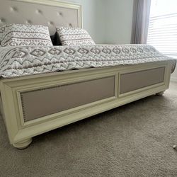 KING Bed with out Matress / sin colchon