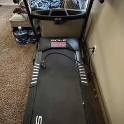 Sole F63 Folding Treadmill – Lightly Used & Ready to Go! 🏃‍♀️ 