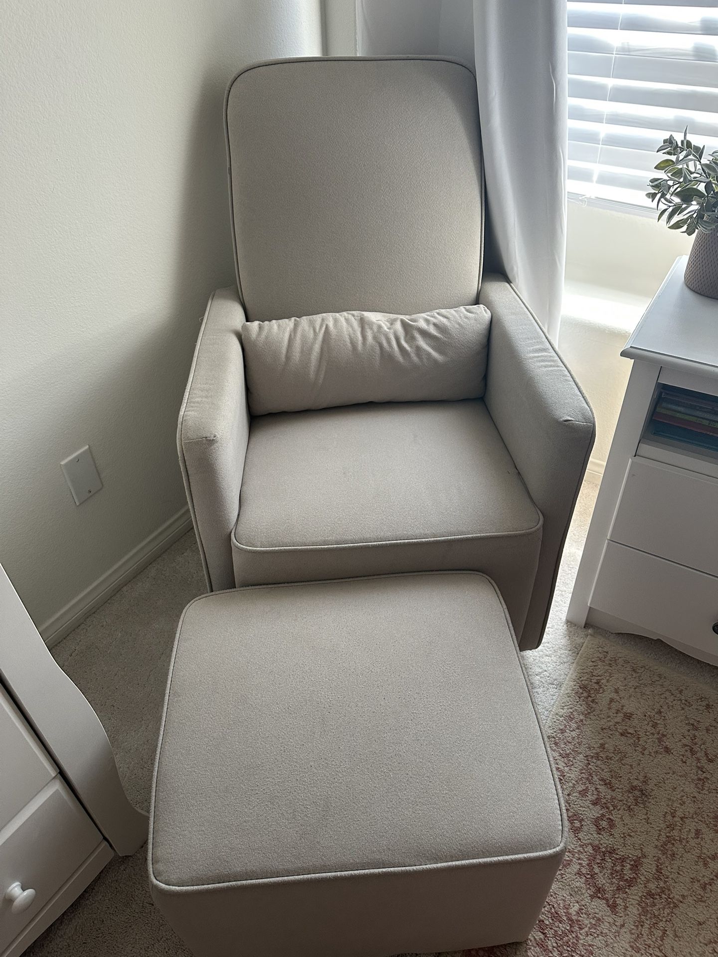 DaVinci Olive Glider & Ottoman – Cream