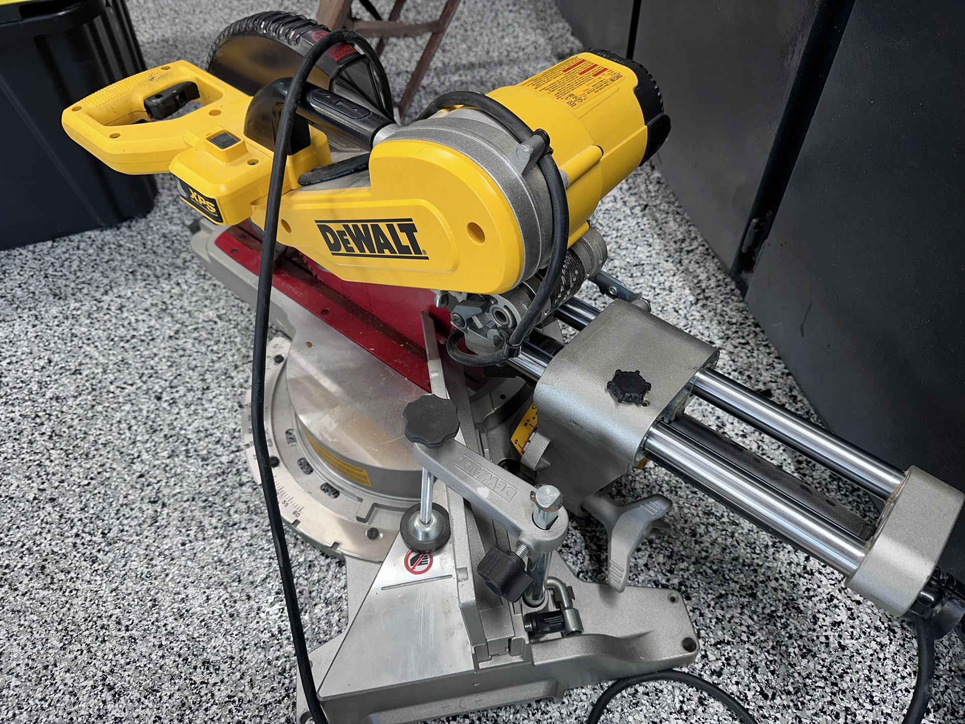 DEWALT 12 inch Miter Saw Double Bevel Sliding Compound