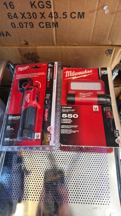Milwaukee RedLithium USB Flashlight & Rover Light Kit