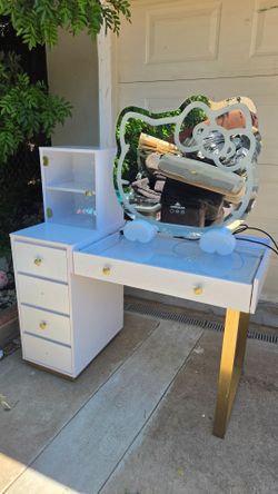 Hello Kitty Vanity with LED mirror (impressions)