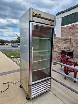Commercial True 1 Door Reach In Cooler Refrigerator with Glass Door
WORKS, YOU CAN SEW IT RUNNING